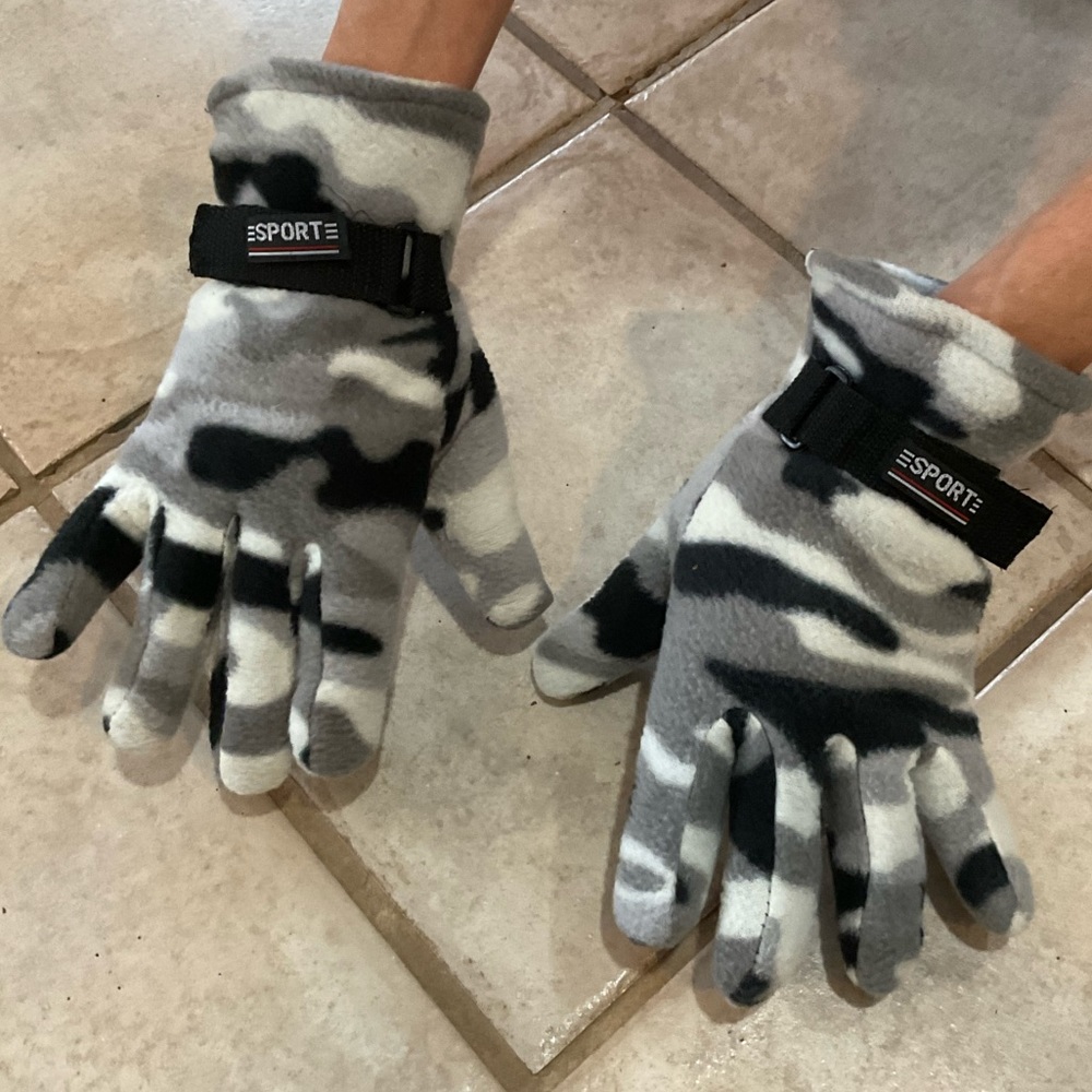 FREE with purchase: Sport black, grey, white fleece gloves with velcro at wrist. - Picture 5 of 8